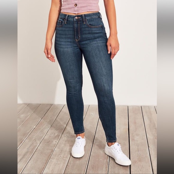 NWOT! Curvy High Rise Hollister Jeans - Picture 1 of 9